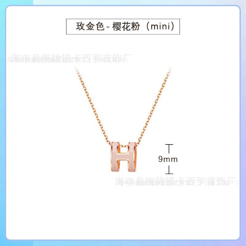 Aijia 銅合金メッキ 18KH レターネックレス、女性用クラシックエナメルペンダント、軽くて豪華なニッチな鎖骨チェーン、親友へのギフトに最適|undefined