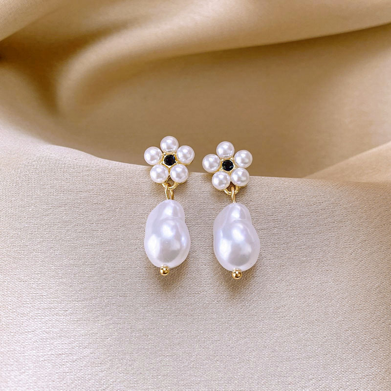 Pendientes de perlas de diamantes con aguja de plata galvanizada en oro real Pendientes de temperamento de lujo ligero retro francés Pendientes de todo fósforo de alta calidad mujer