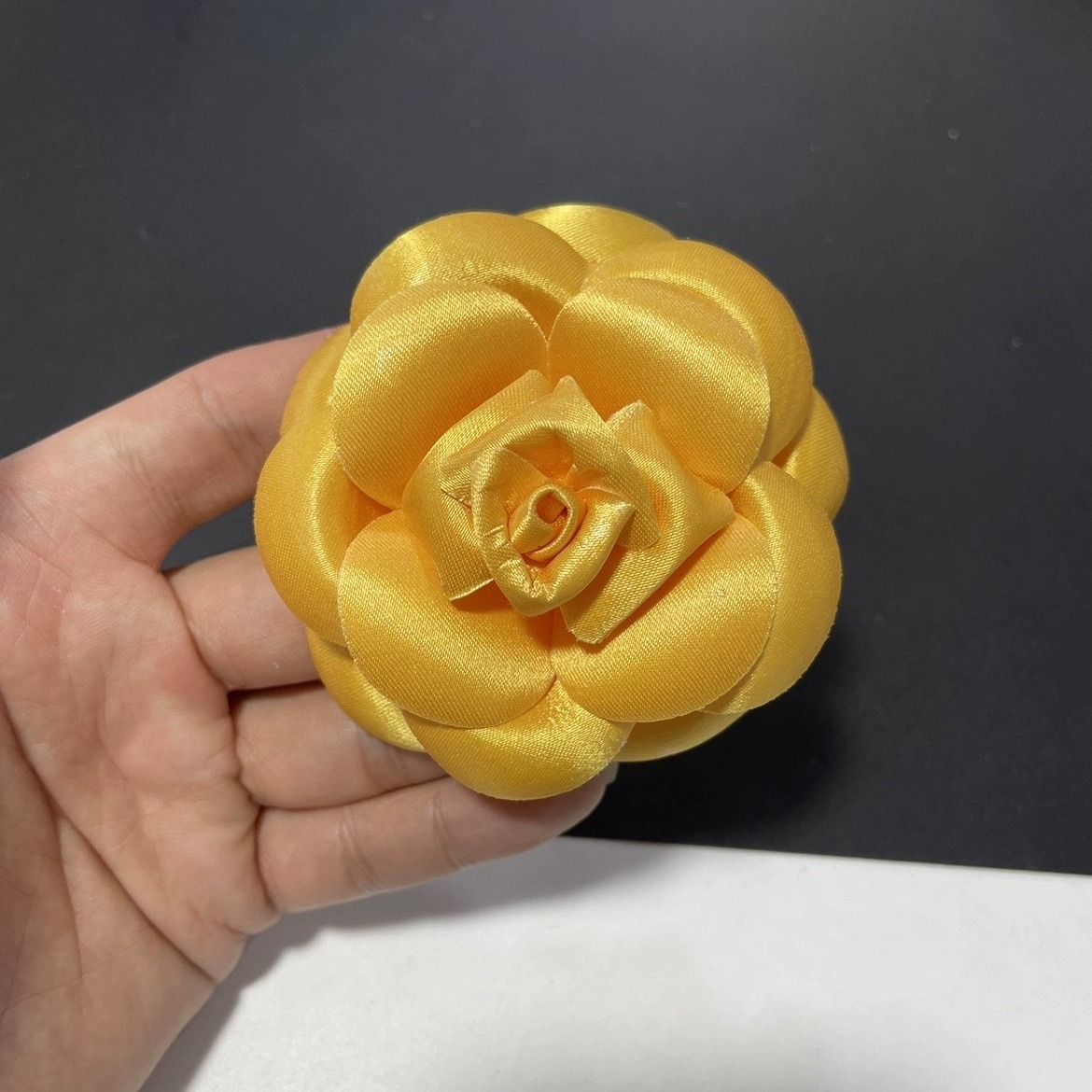 새로운 스타일의 멀티 스타일 하이 엔드 실크 소재 굵은 꽃 동백 꽃 작은 향기 꽃 보석 CORSAGE 헤드 클립 브로치