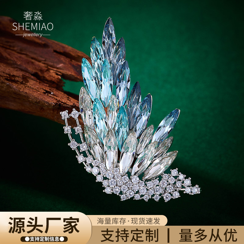 Jewelry High-End Gradient Crystal Butterfly Brooch, Heavy Luxury Temperament Versatile Banquet Suit Accessory Brooch