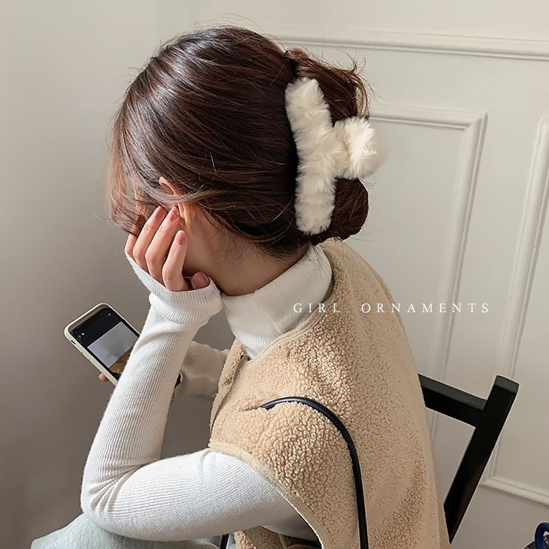 冬のぬいぐるみクリップの後頭部の大きい髪の毛がふわふわしています。|undefined