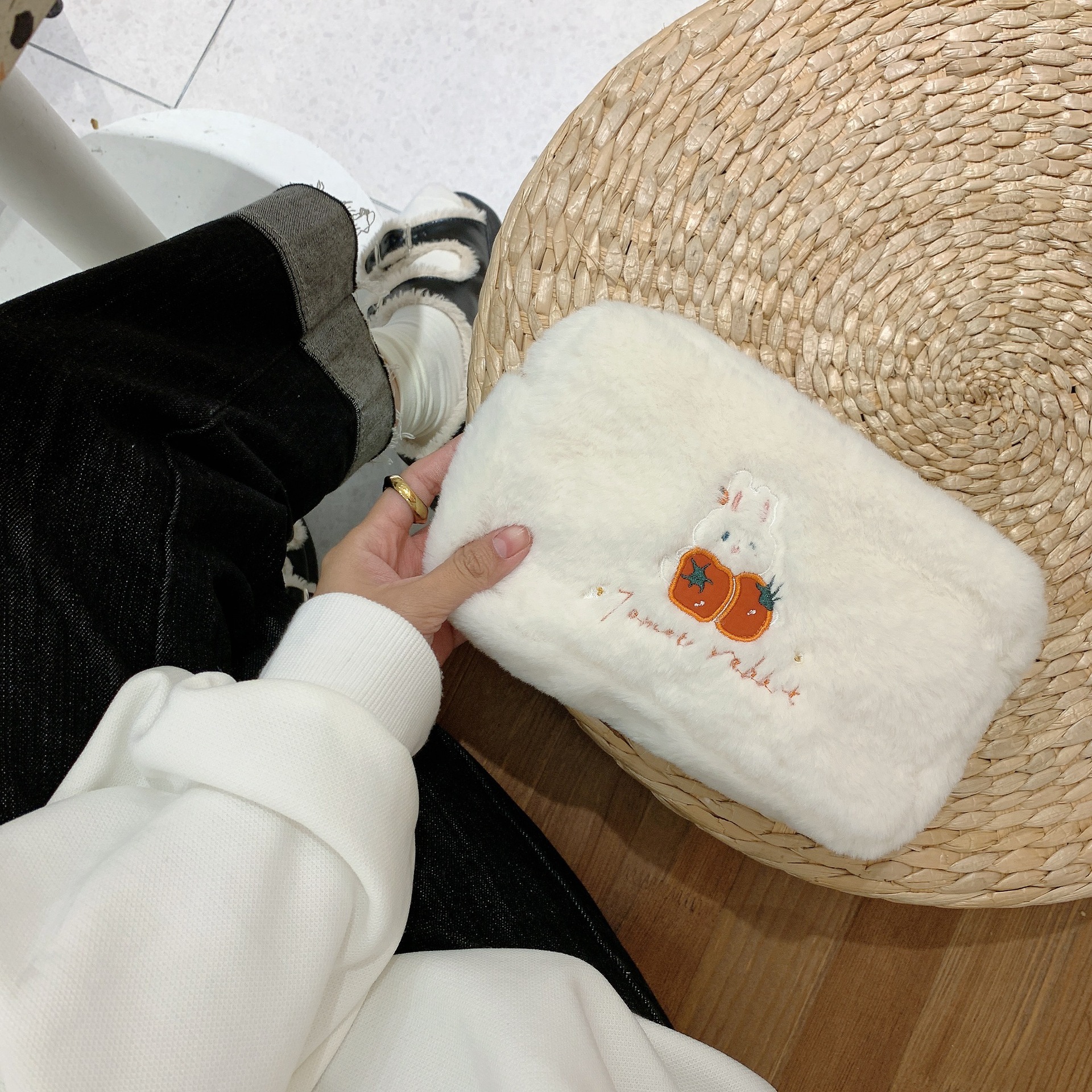 21154 Autumn and Winter plush makeup bag, flower rabbit, cute cartoon embroidered portable bag for women, soft little bag undefined