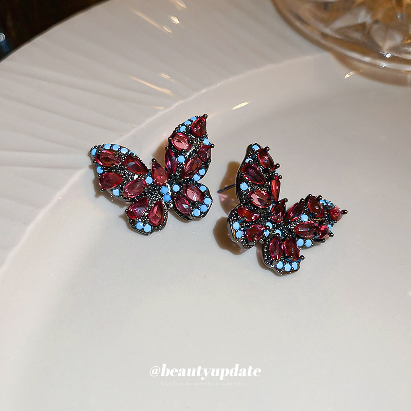 Corea del Sur ins nicho pendientes de alto grado luz pendientes de temperamento de lujo para las mujeres Pendientes de mariposa de circón personalizados retro de aguja de plata