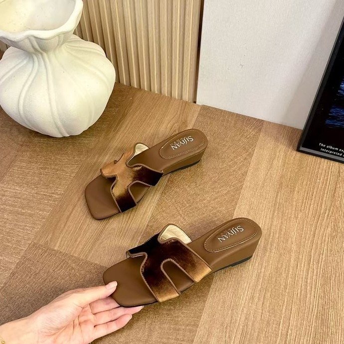 Women's Summer 2026 New Fashion High-end Flat Comfortable Sandals With Chunky Heels For Casual Beach Wear_vogvips.com