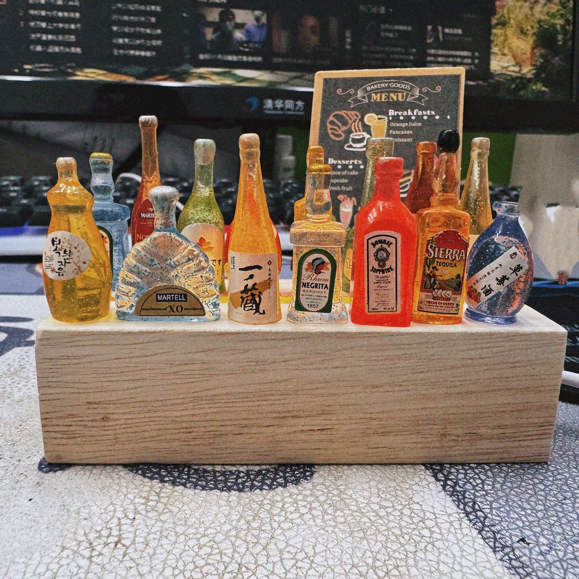 Simulación de miniatura comida juega mini botella de vino modelo de botella de bebida DIY material de resina accesorios para el hogar