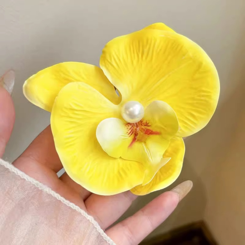 Chica caliente con flores naranjas orquídeas mariposa clips de cabello vacaciones fotos atmósfera clips de cabello