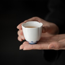 手绘花型品茗杯陶瓷青花莲花小茶杯品茗杯主人杯花口釉下彩喝茶杯