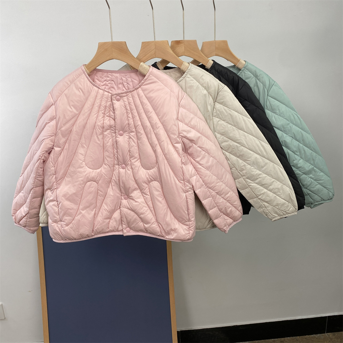 New style children's shell-patterned down jacket with long sleeves and inner lining, suitable for boys, girls, and toddlers, as well as school uniforms, lightweight parent-child outfits.