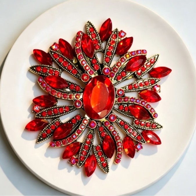 Elegant brooch
