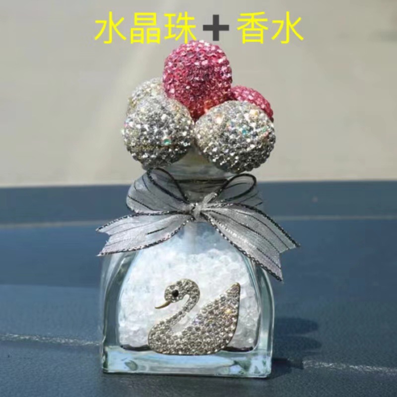Un conjunto de adornos de automóviles adorables un conjunto de adornos de Buda más almohadilla de polvo blanco bola de diamante cisne botella decoración cerámica