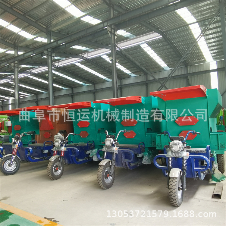 电动三轮撒料车 牛羊全日粮饲草投料车 自动抛料车