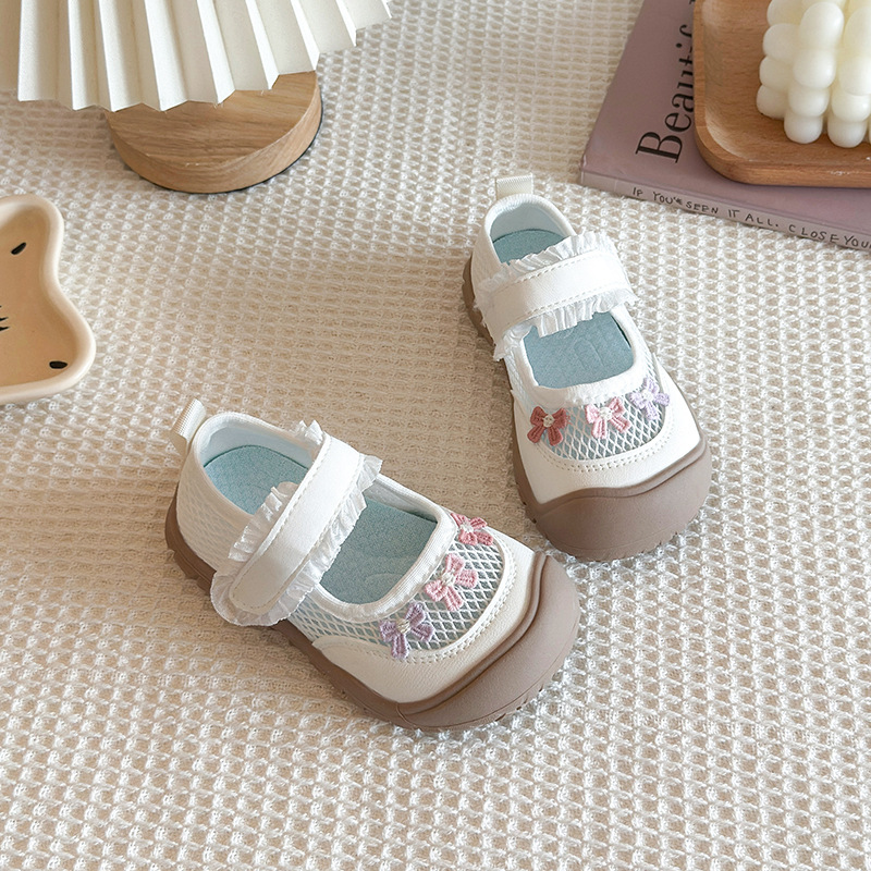 Zapatos deportivos de moda para niños 2026 verano nuevos zapatos casuales transpirables de malla para niñas zapatos de bebé suaves
