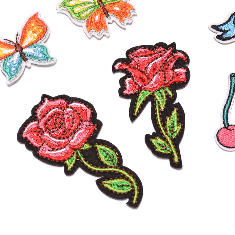 Nuevo personalizado autoadhesivo pegatinas de tela moda Rosa mariposa autoadhesivo bordado parche pegatinas ropa pegatinas