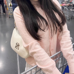 依帆泰韓系の優しいピンクのセーターの女性の柔らかいモチモチの肌のニットの小さいカーディガンの丸首のセーターのコートの女性