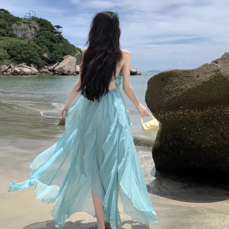 파란색과 녹색의 휴가 스타일 서스펜더 드레스, 사진 촬영용 여성용 비치 드레스, 여행 사진 촬영용으로 멋집니다.