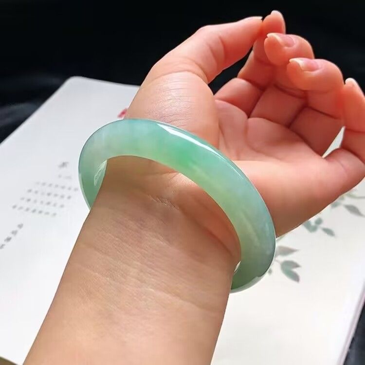 Vòng tay ngọc bích Miến Điện cao cấp, nước băng trong, màu xanh lục nhạt, đường kính trong 52–66 mm chi tiết 4