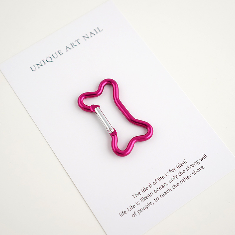 バックパックにフックを掛けて登山ボタンを掛けます。