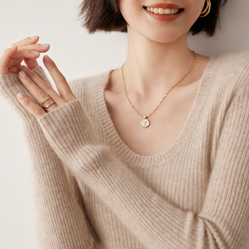 カシミヤのシャツの女性U襟の長袖はスリムで優しいです。