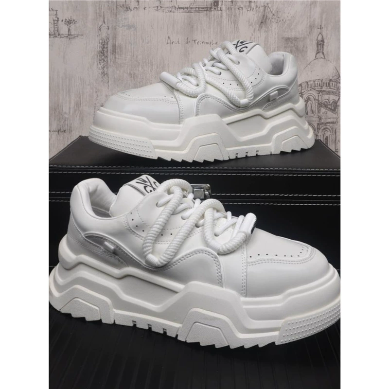 Модные маленькие белые туфли для весны 2025 новые кожаные дикие дышащие кроссовки мужские толстые подошвы повышенной повседневной обуви