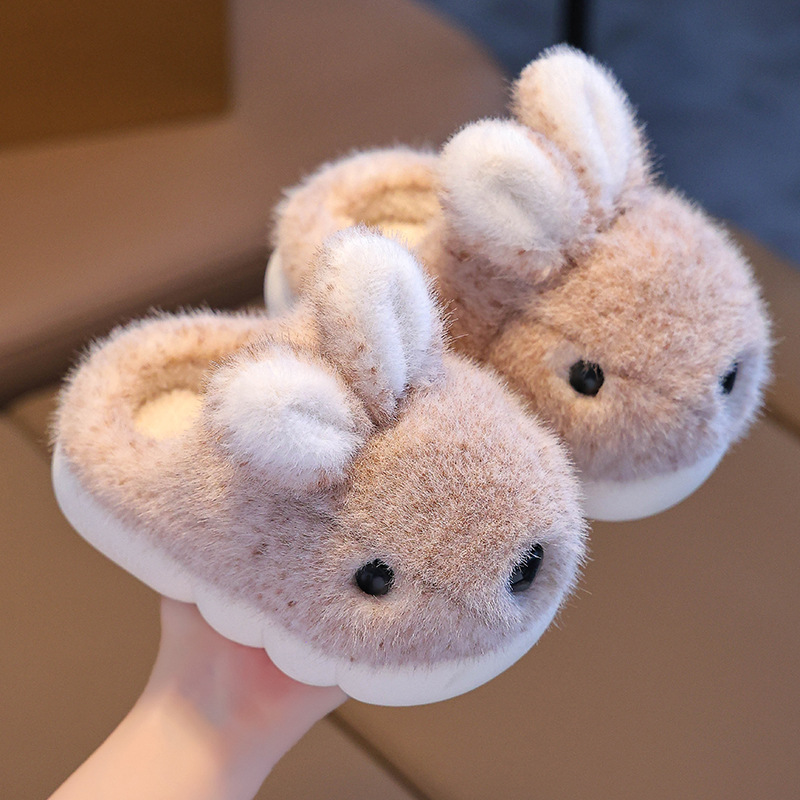 Bolsos de invierno para niños, zapatos de algodón de talón para niños y niñas, calentamiento de terciopelo, fondo grueso, padres e hijos, conejos caseros, zapatillas de algodón para bebés.