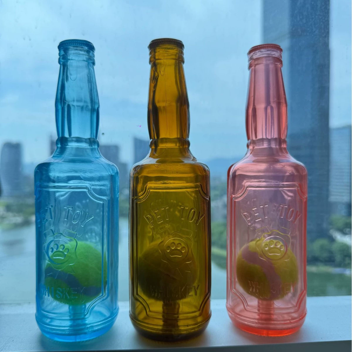 Бутылка с теннисным мячом TPR, устойчивая к жеванию игрушка для собак, интерактивная тренировочная плавающая бутылка, забавный гаджет для самостоятельного развлечения.