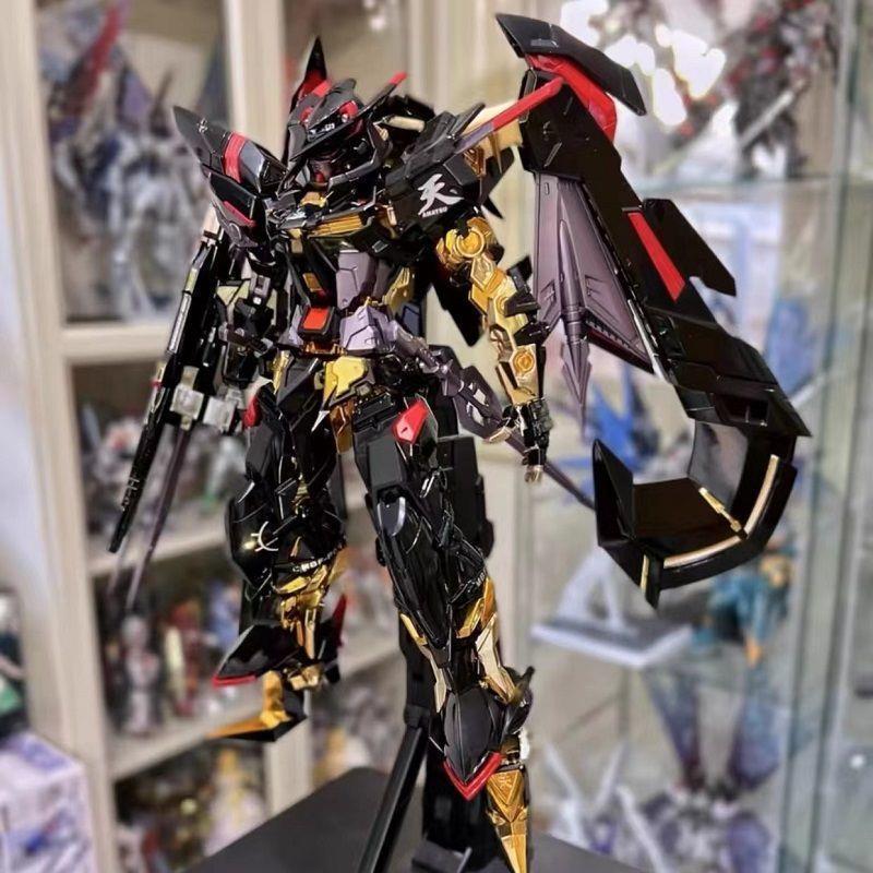 ガンダムのモデルはHGを組み合わせて自由戦士の飛翼MGユニコーンの赤い異端の機甲の手を襲撃しておもちゃを並べます。|undefined