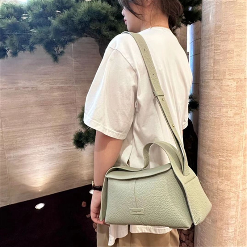 Mountain Down koos männist rippuvate kõrvadega seeria räästakujulised väikesed mitmekülgsed pendelrännakud kaldus risti õlaga käeshoitavad naistele_voghion.com