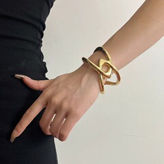 欧米の極めてシンプルで冷たい風の幾何学的な透かし彫りクロスオープンブレスレット