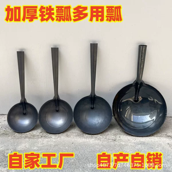 Extra Thick Black Iron Scoop for Trowel Paint, Masonry Feed Scoop, Dust Removal, Soil Digging Spoon, Thickened for Tiling and Digging Cement at Construction Sites