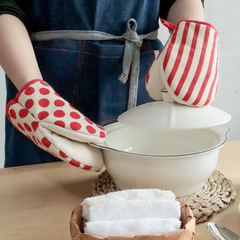 Japanese and Korean thickened microwave oven gloves cotton and linen anti-scalding and high temperature resistant kitchen baking gloves household steamer oven special