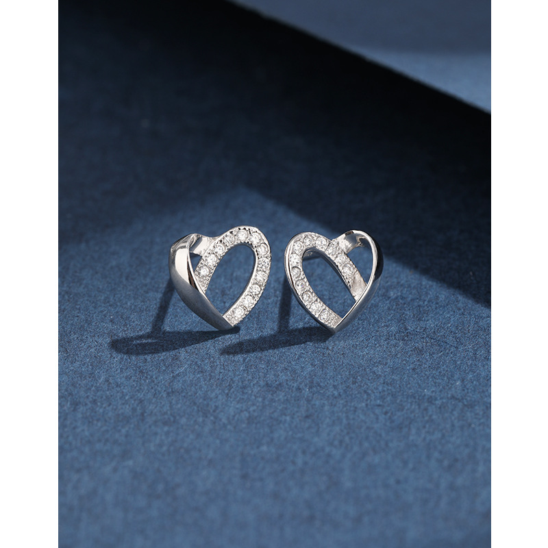 Pendientes de diamantes incrustados en forma de corazón para mujeres Pendientes de alto grado de nicho de lujo ligero de Plata de Ley 925 exquisitos pendientes de temperamento en forma de corazón simples