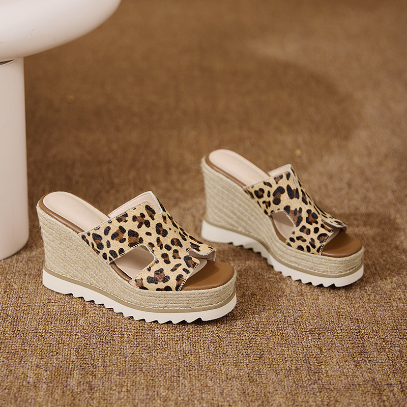 Dép sandal nữ quai ngang họa tiết da báo, đế xuồng bện rơm, gót cao 8 cm — Trang chủ