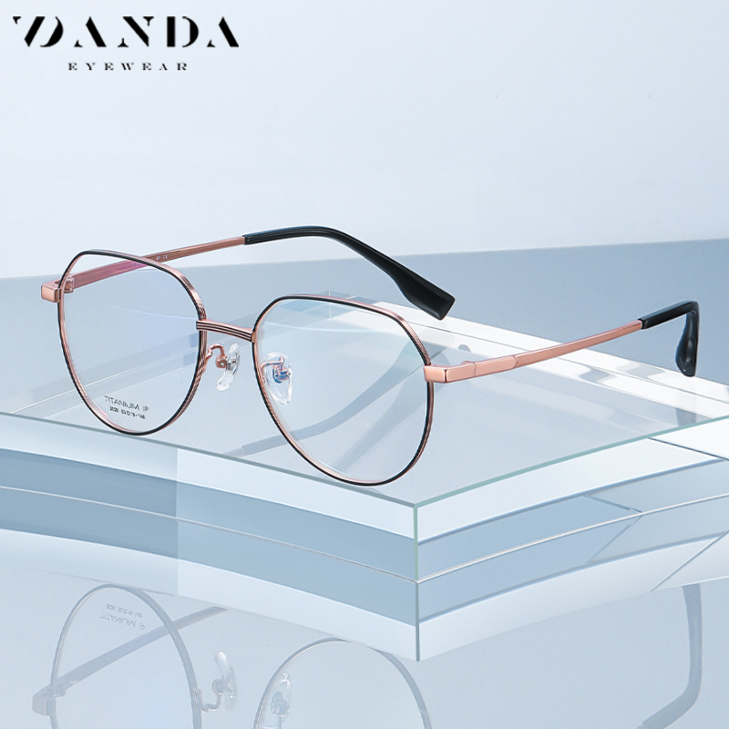 El nuevo marco de gafas de titanio puro del fabricante YJ2026 Protección Ambiental IP galvanoplastia artesanía gafas lisas ultra ligero puede ser equipado con gafas de miopía