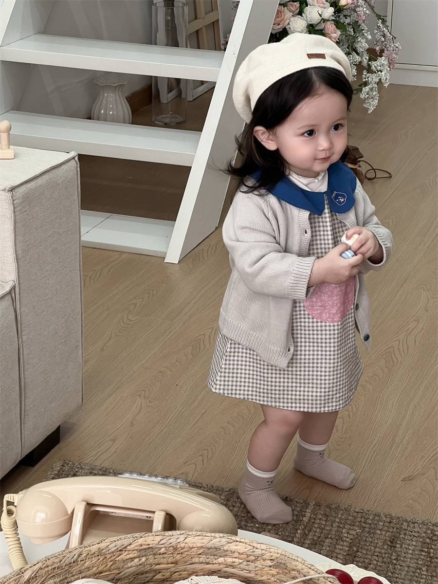 2026 ropa de primavera infantil nueva ropa de bebé femenina ropa infantil coreana vestido a cuadros set cardigan de punto image 5