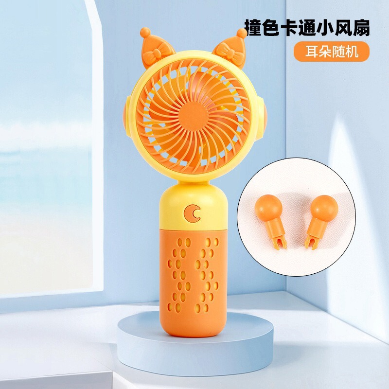 小型扇風機usbミニ扇風機を持って充電します。学生寮の手は携帯型のデスクトップを持っています。|undefined