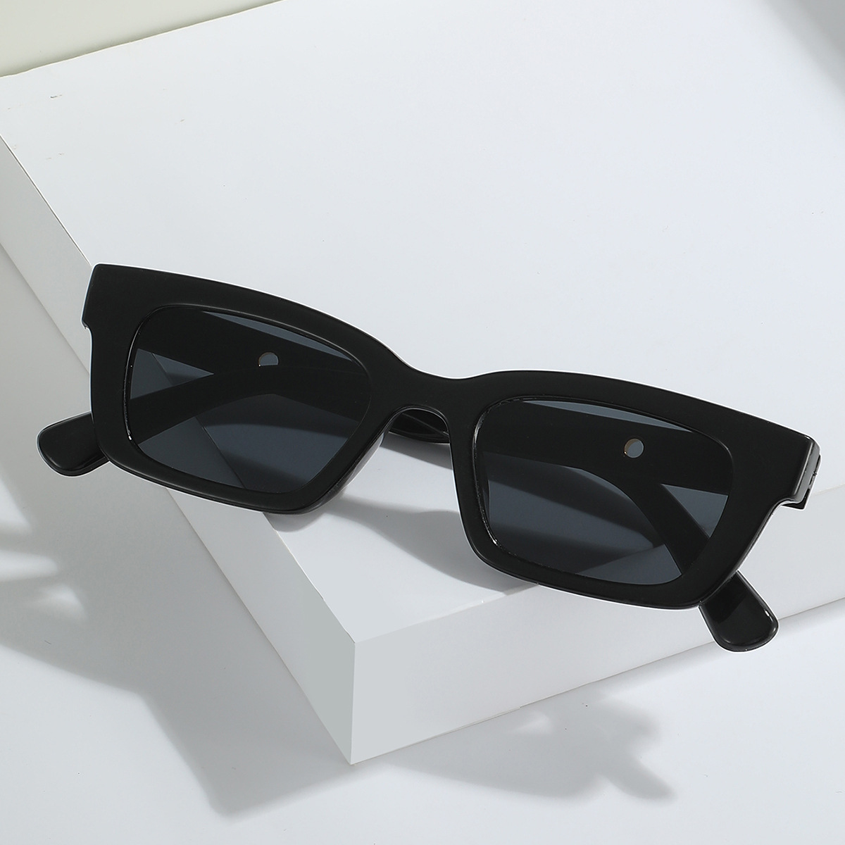 2023 Nouvelles lunettes de soleil les plus vendues, lunettes de soleil à petite monture œil de chat, tendance de lunettes de soleil décontractées pour célébrités Internet féminines populaires_voghion.com