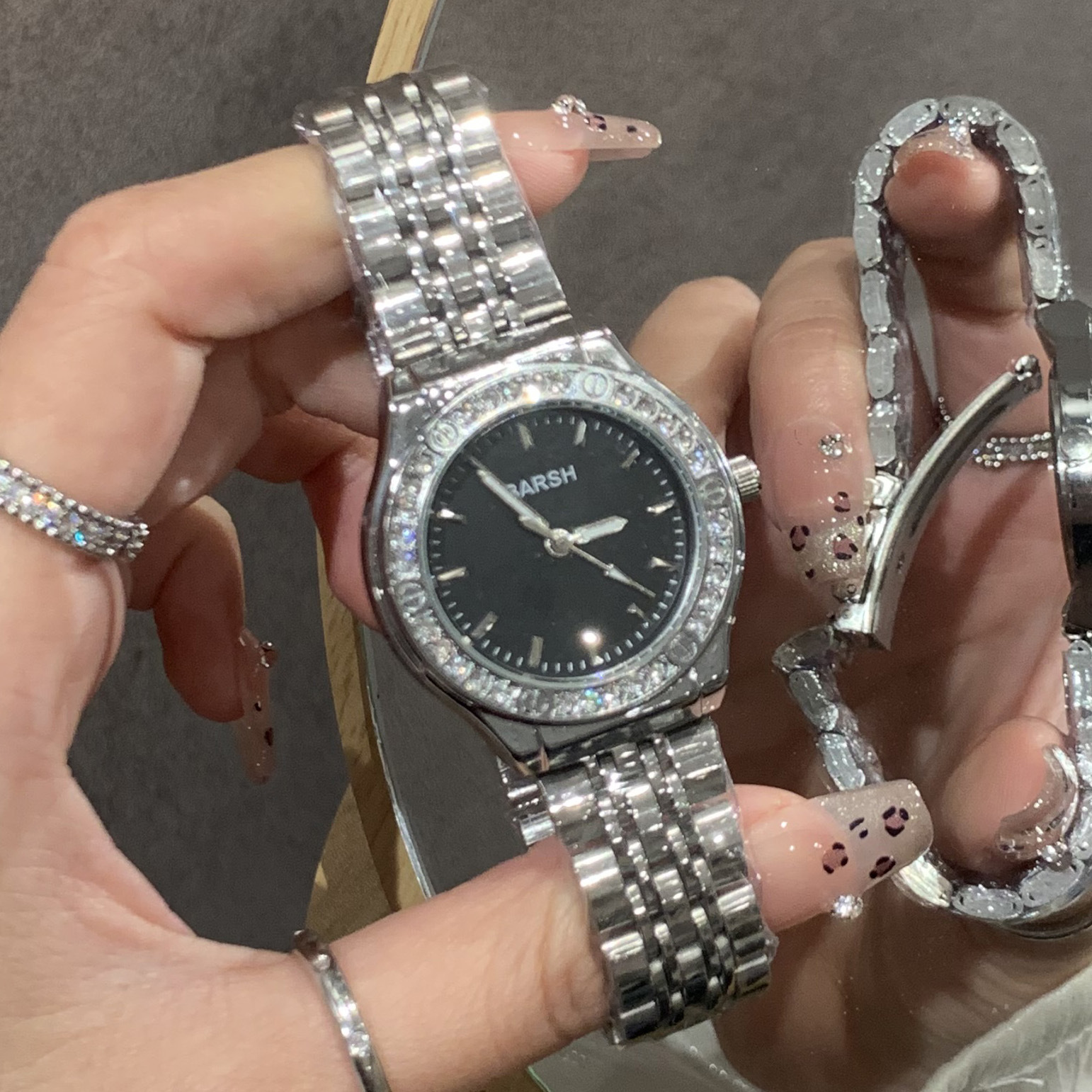 New Minimalist Elegant Lightweight Luxury Fashion Women's Watch with Diamond-Embedded Steel Band High-Grade Appearance Direct Factory Sales Hot-Selling Model