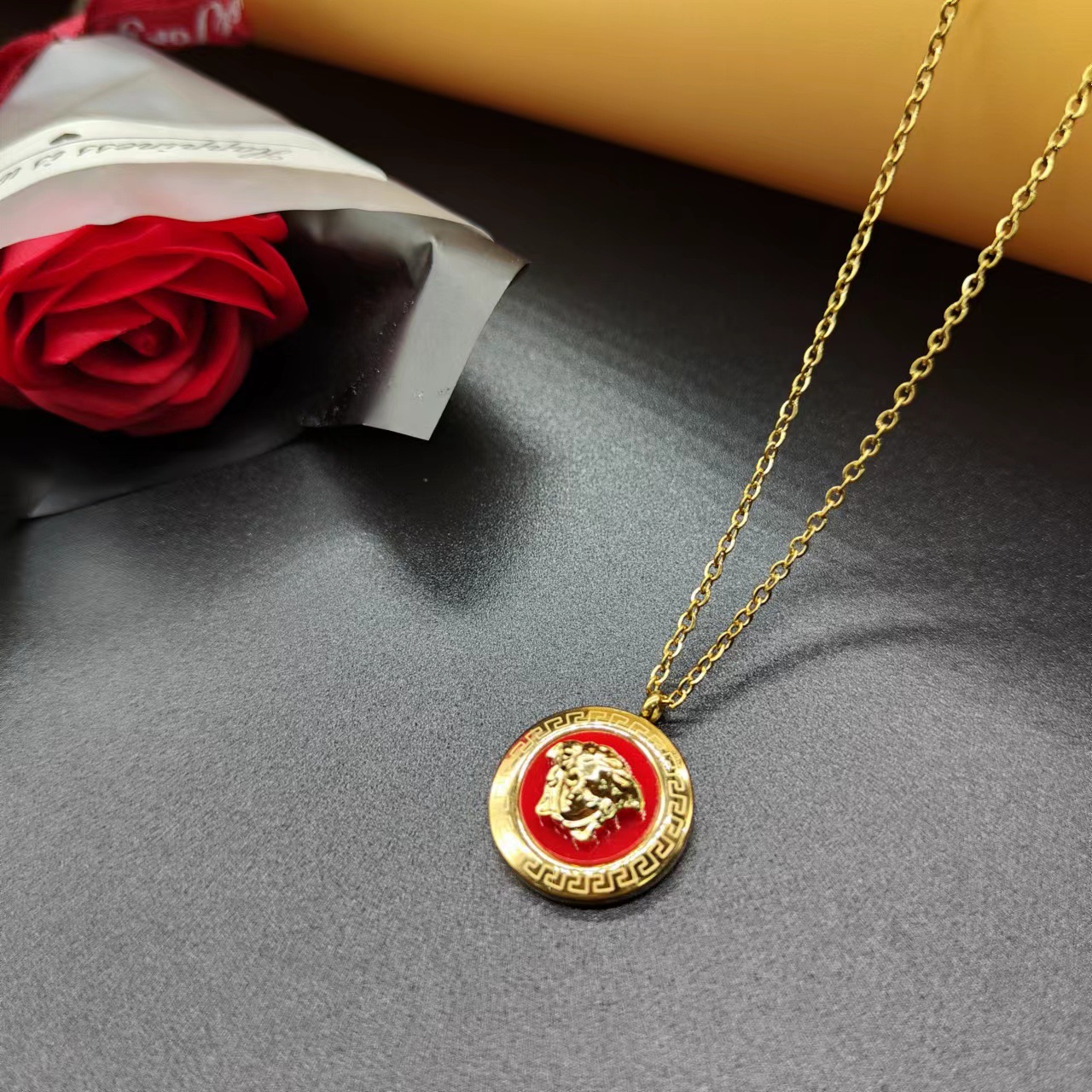 Baroque Style Head Round Titanium Steel Inlaid Shell Pendant Necklace 1 Piece