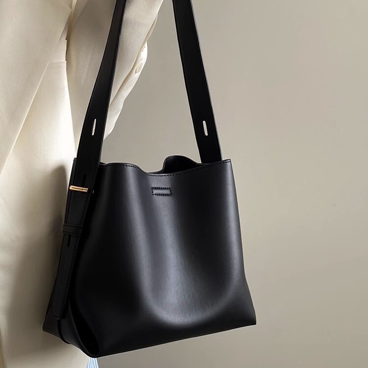 2026 New Model Women's Bag with a High-End Feel, Versatile for Early Morning Commuting, Large Capacity Tote Bag, Handbag, Shoulder Bag, Large Bucket Bag 2026 New Model Women's Bag with a High-End Feel, Versatile for Early Morning Commuting, Large Capacity Tote Bag, Handbag, Shoulder Bag, Large Bucket Bag