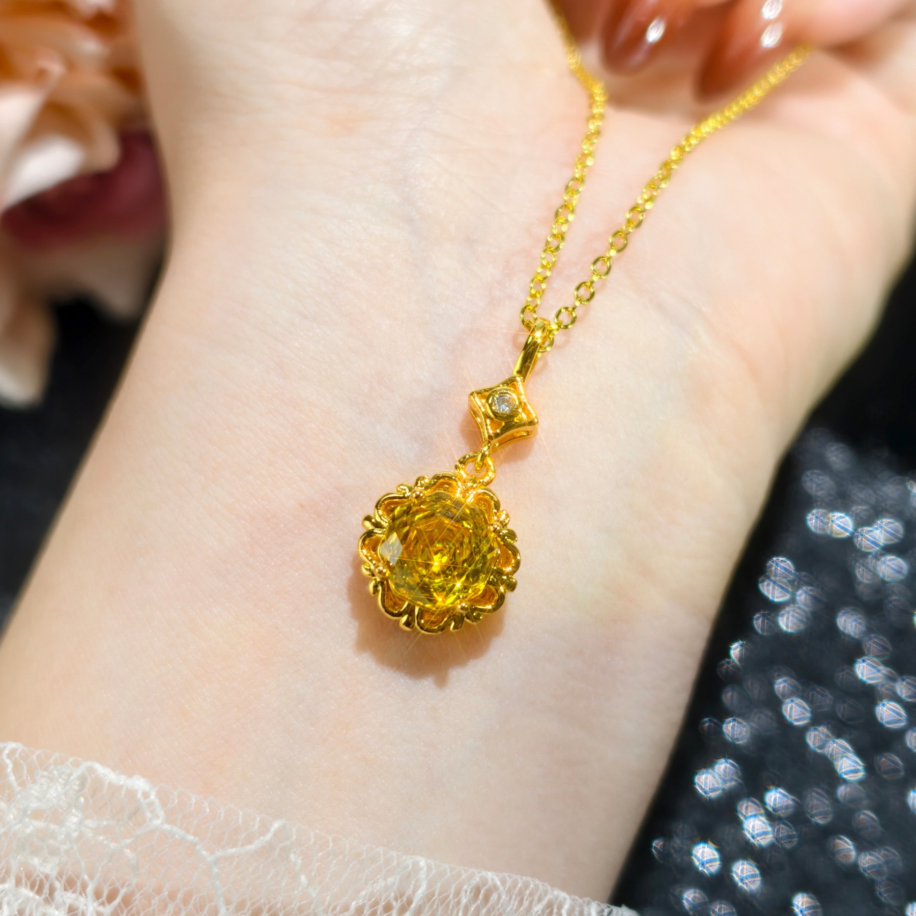 Pendant with zircon