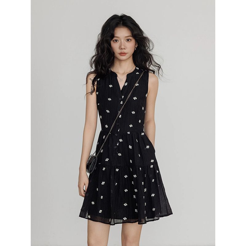 Summer V-Neck Tencel Retro Embroidered Dress Women's Sleeveless Vest 2026 New Style Slimming Waist Casual Short Skirt Summer V-Neck Tencel Retro Embroidered Dress Women's Sleeveless Vest 2026 New Style Slimming Waist Casual Short Skirt