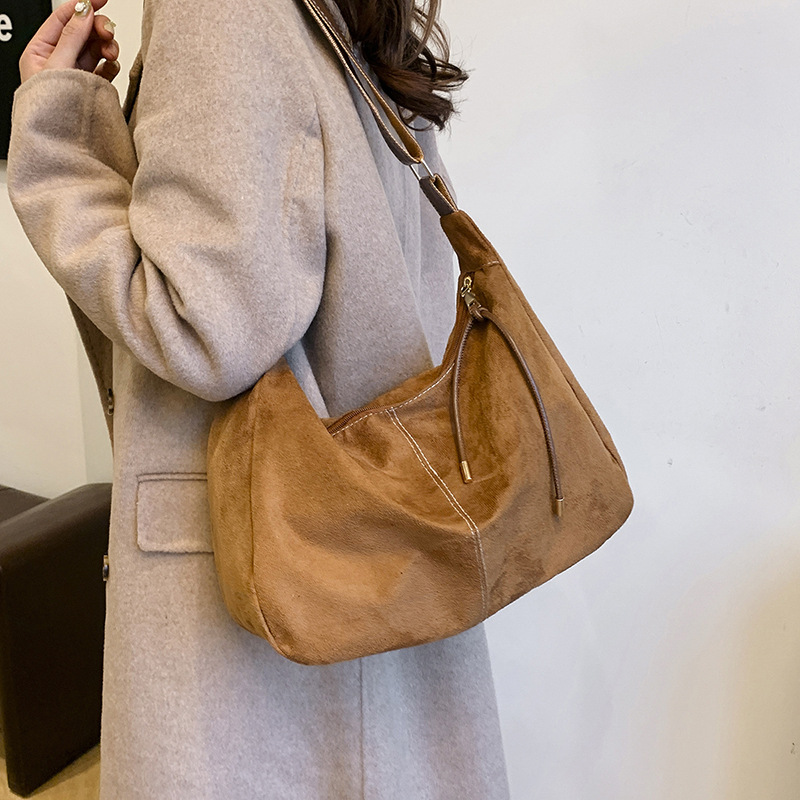 Bolsa de peluche de gamuza simple bolso grande para mujeres otoño / invierno 2024 nuevo tipo de gran capacidad bolso de hombro bolso de transporte