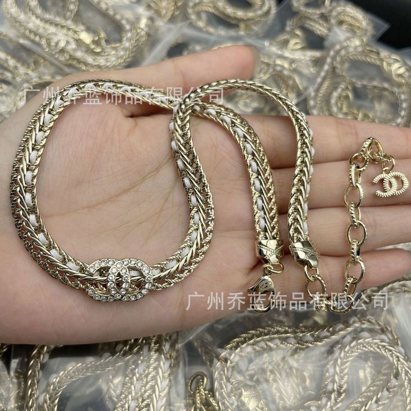 女性用のハイバージョンのXiangjiaダブルCスネークボーンチェーン黒と白のレザーロープネックレス、女性用の多用途でファッショナブルな鎖骨チェーン、卸売ドロップシッピング|undefined