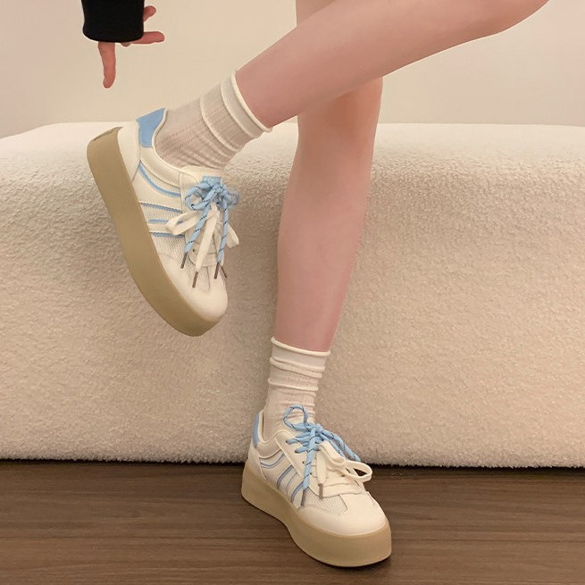 2026 nuevos zapatos blancos transpirables de malla para mujeres primavera y verano nuevos zapatos deportivos casuales ligeros con suela gruesa