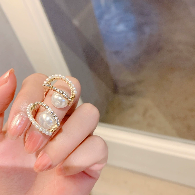 Маленькая дизайнерская серебряная игла, серьги из жемчуга, образец серебро 925, тренд сезона, коллекция 2023, интернет-знаменитость