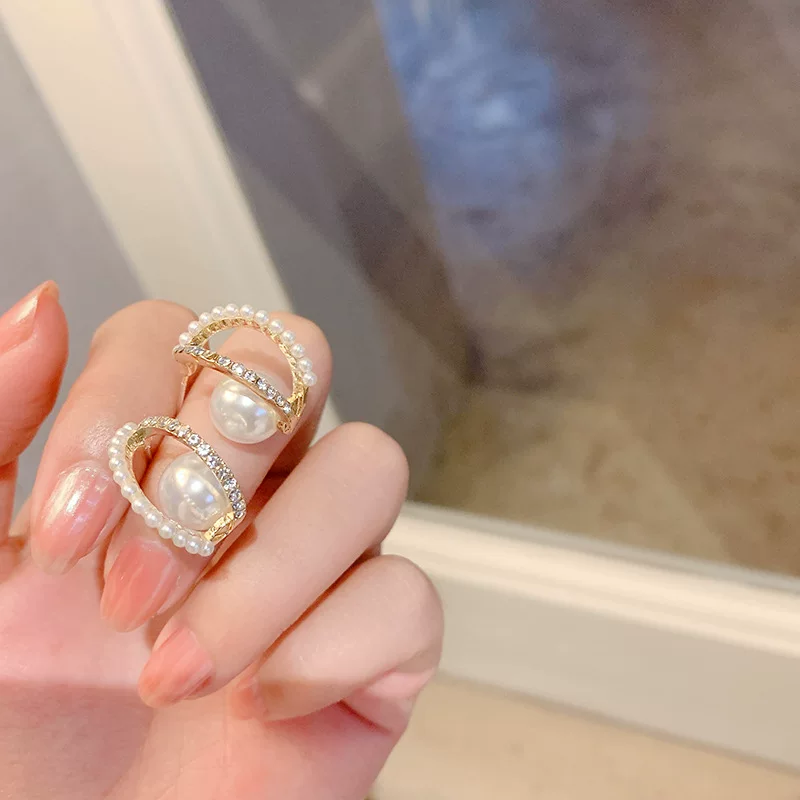 Маленькая дизайнерская серебряная игла, серьги из жемчуга, образец серебро 925, тренд сезона, коллекция 2023, интернет-знаменитость