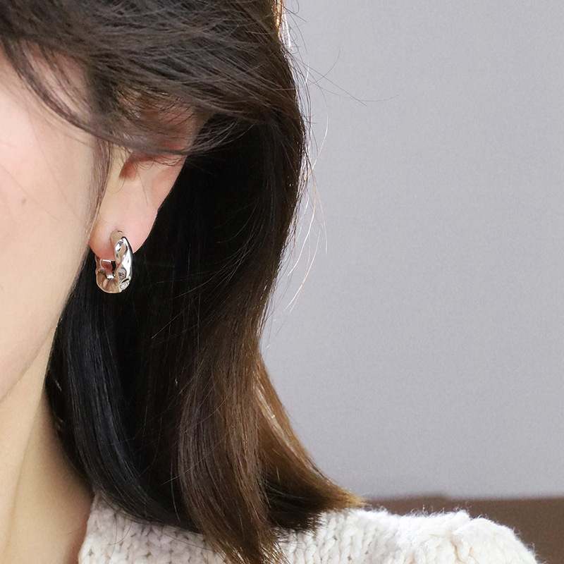 Pendientes de círculo de metal plisado moda retro de las mujeres estilo europeo y americano elegante personalidad S925 pendientes de plata pendientes ins