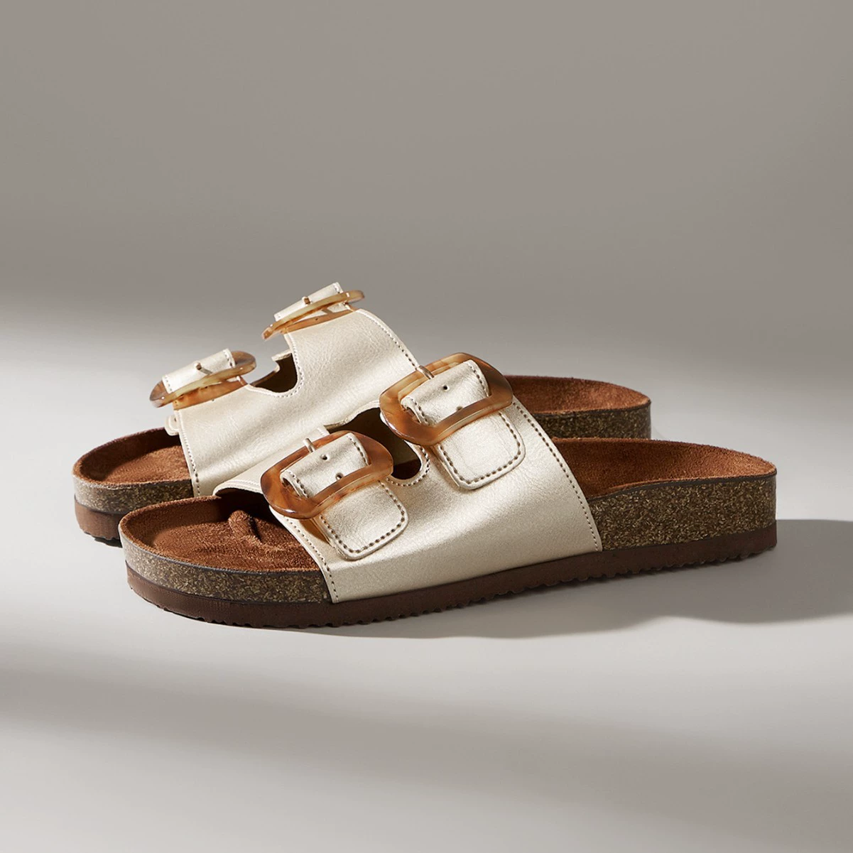 Тапочки женская модель 2025 новый премиум сенсорная смола двубортный ремень пряжка круто на толстой подошвы модная юбка