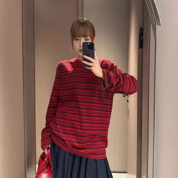 2025 년 이른 봄 새로운 높은 세트 miu 컬러 스트라이프 패치 자수 문자 둥근 목 느슨한 기본 긴 소매 티셔츠 탑