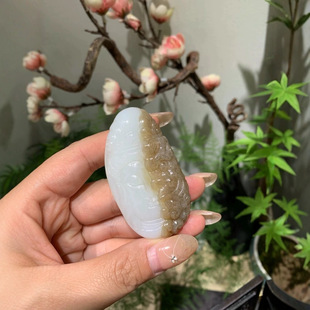 Jinyutang Xinjiang Hetian Jade, a Half-Mountain and Half-Water Sugar White Jade, Is Carved with Exquisite Craftsmanship